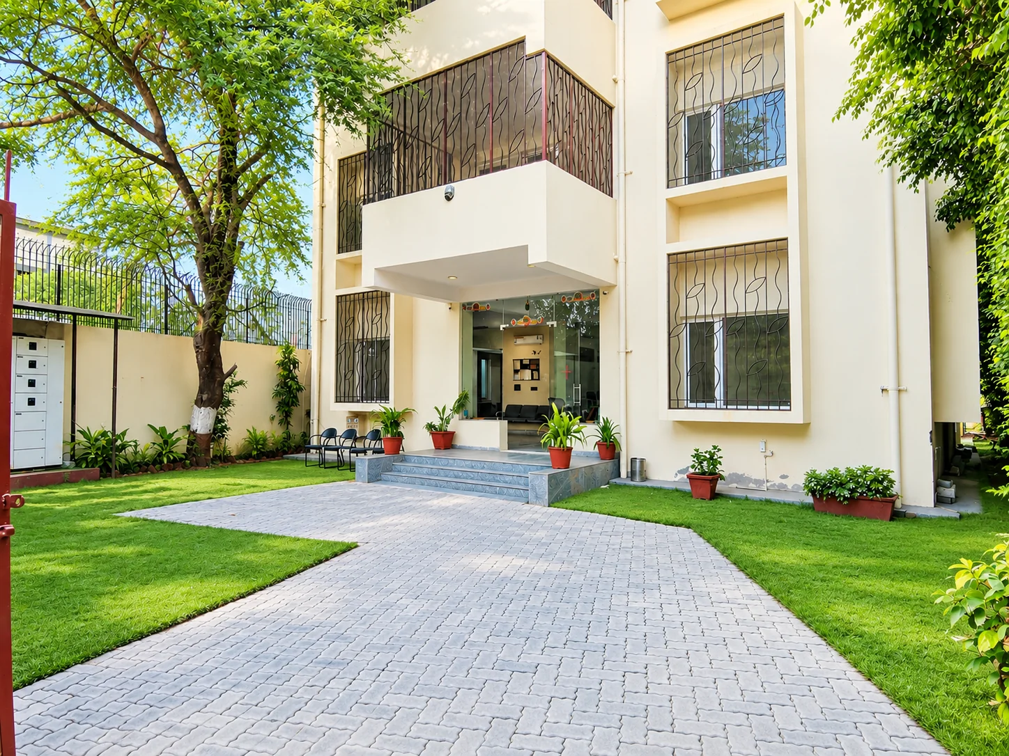 The garden and entrance at Tulasi Healthcare’s Mandi centre